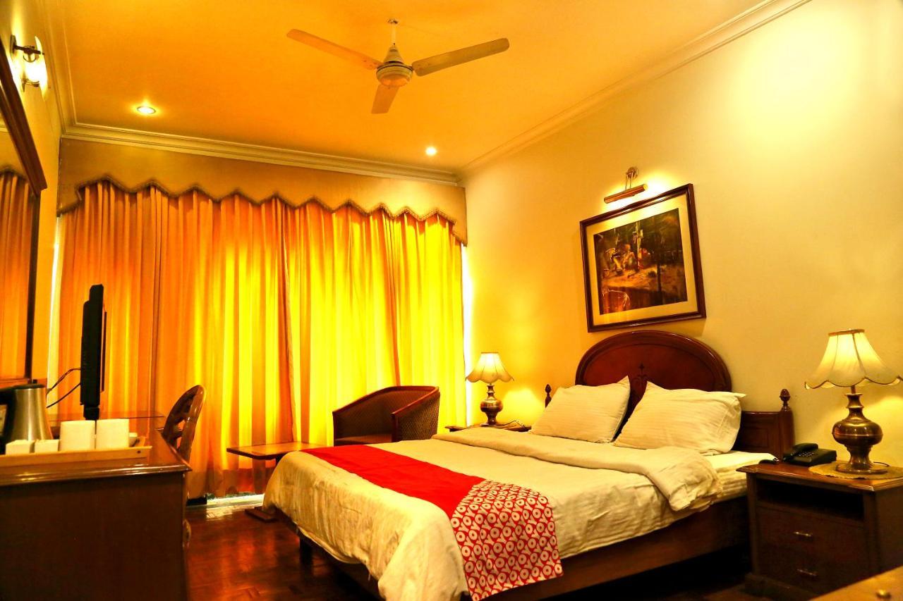 Hotel Fabexpress Kwality Regency Chandīgarh Exterior foto